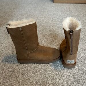 UGG Classic Short Zip Boots - Chestnut - never worn - size 9